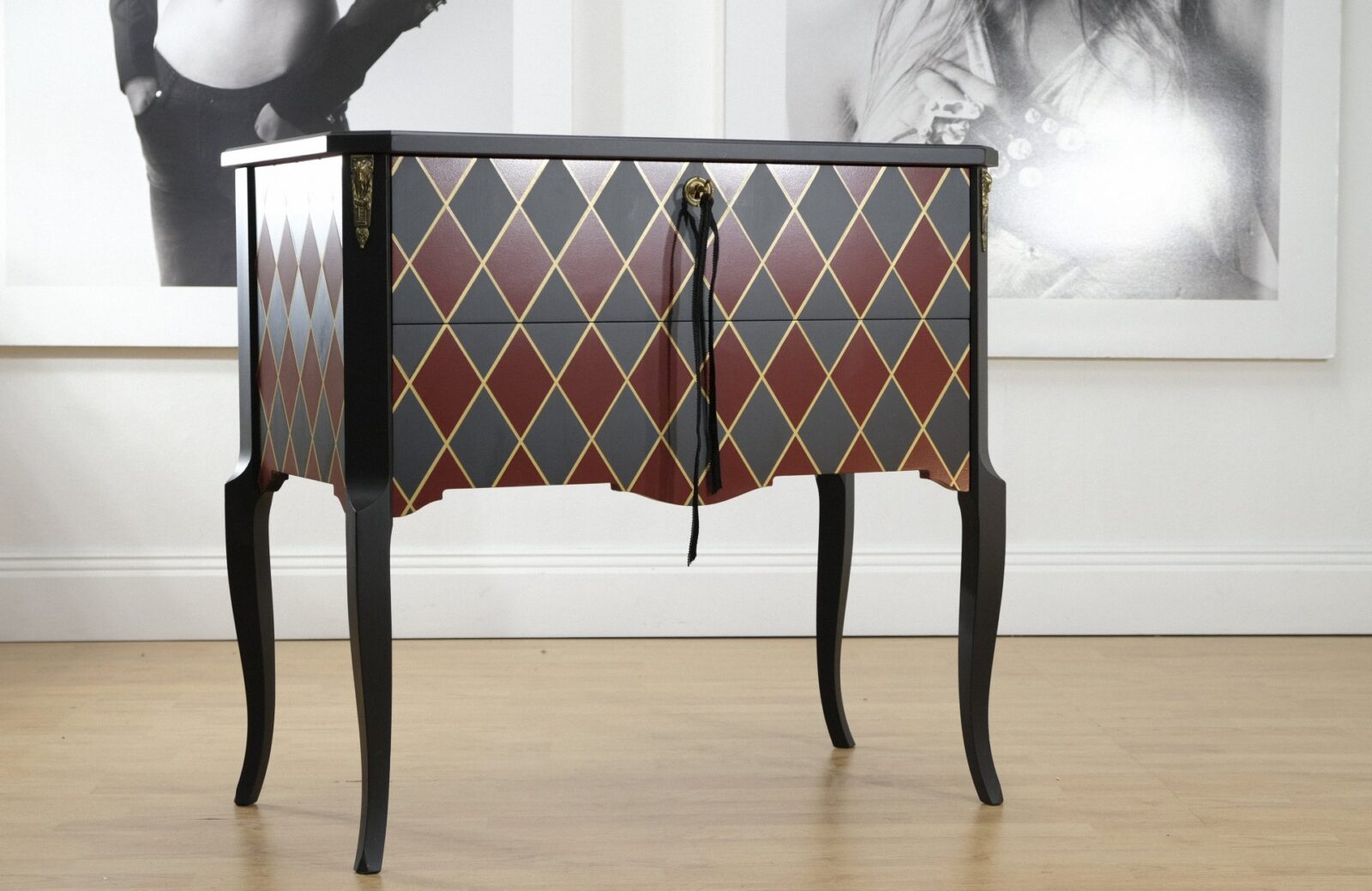 Byrå Gustaviansk - Harlequin Red-Black-Gold Gustavian