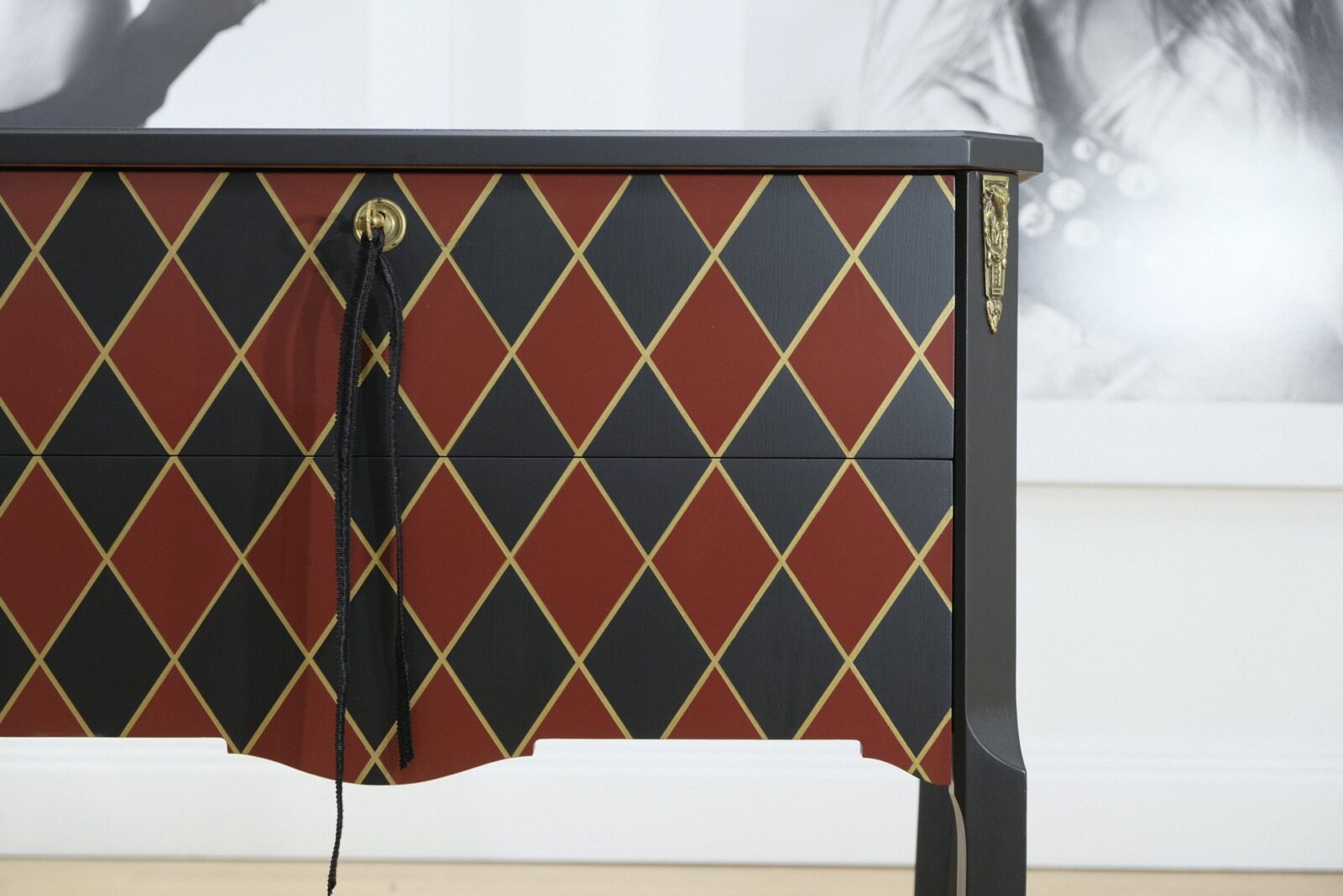 Byrå Gustaviansk - Harlequin Red-Black-Gold Gustavian