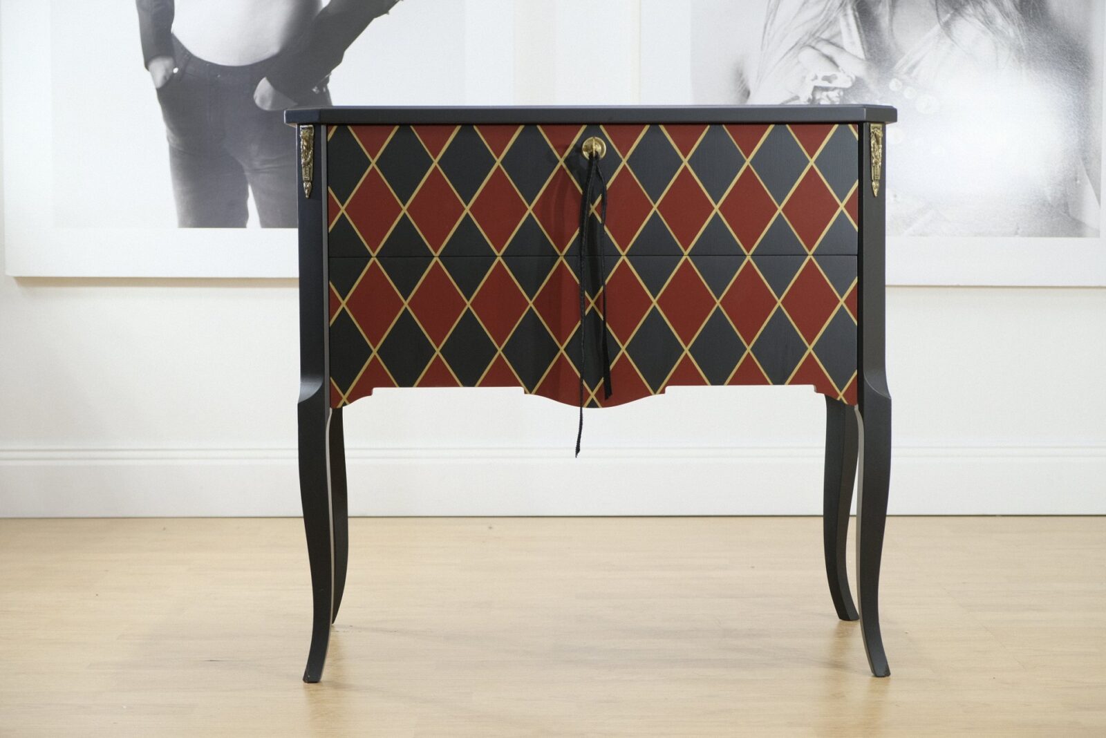 Byrå Gustaviansk - Harlequin Red-Black-Gold Gustavian