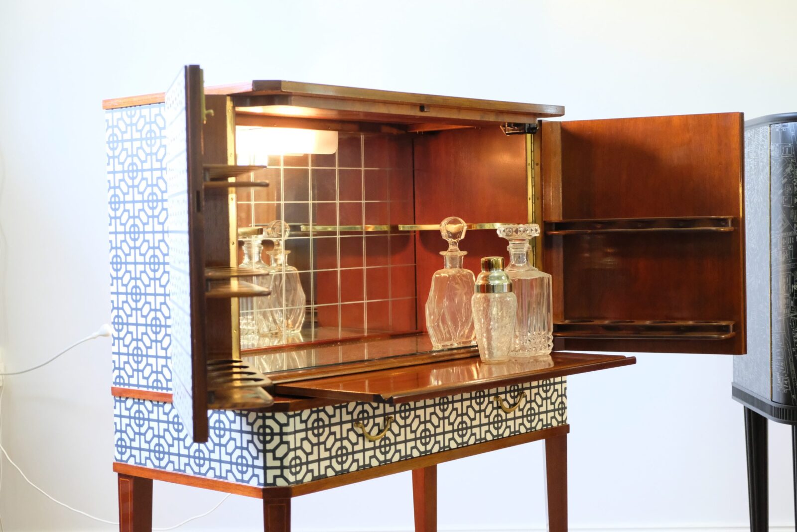 Barschrank schwarz-weiß – Swedish Modern, um 1940