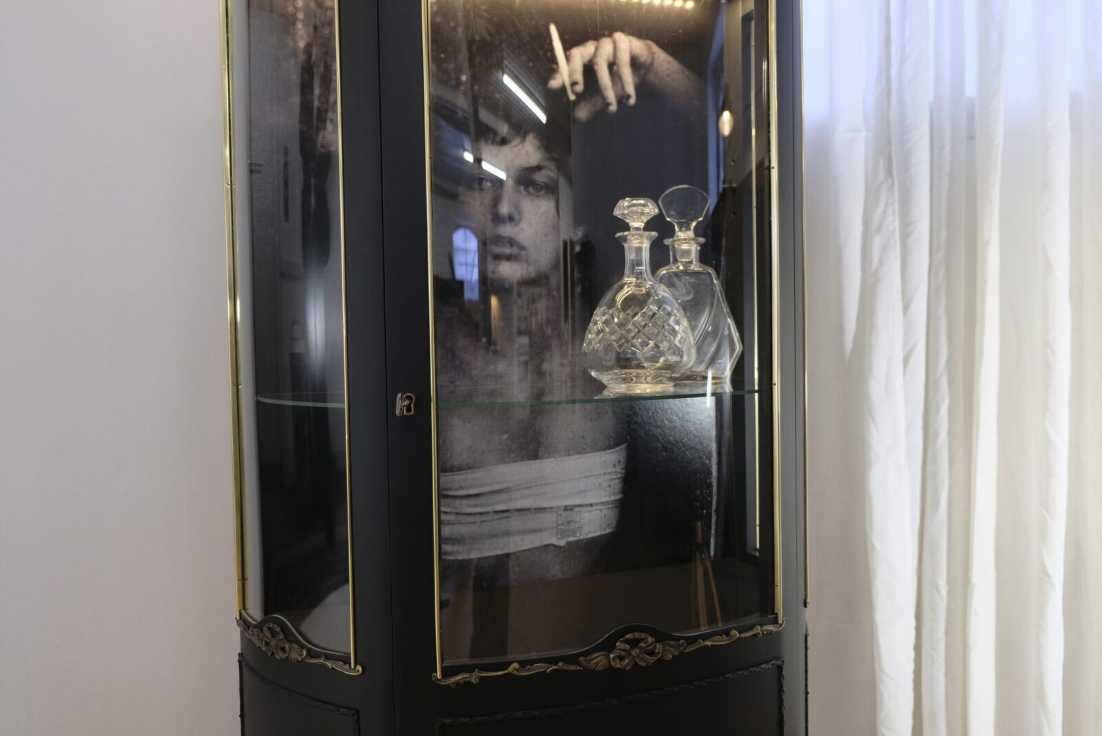 _DSF5226 Vitrine schwarz – Louis-seize mit Innenmotiv