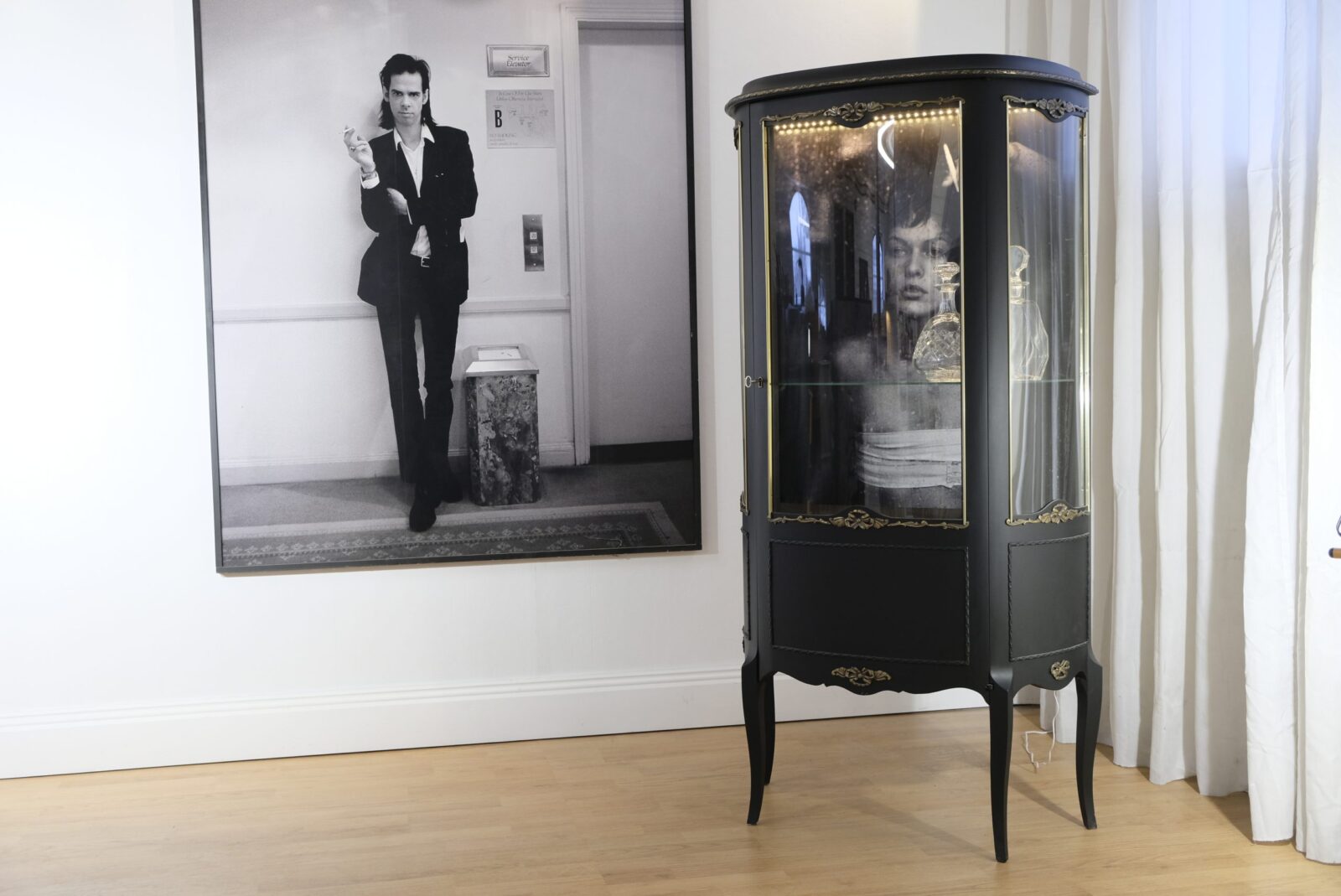 _DSF5229 Vitrine schwarz – Louis-seize mit Innenmotiv