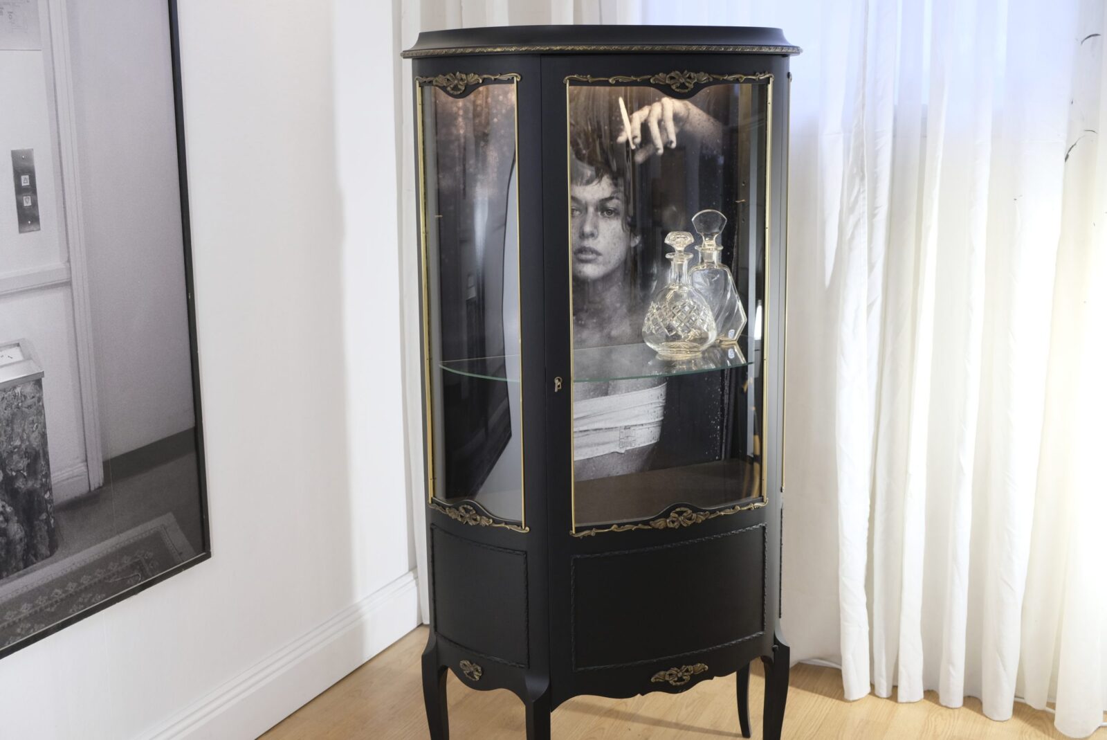 _DSF5230 Vitrine schwarz – Louis-seize mit Innenmotiv