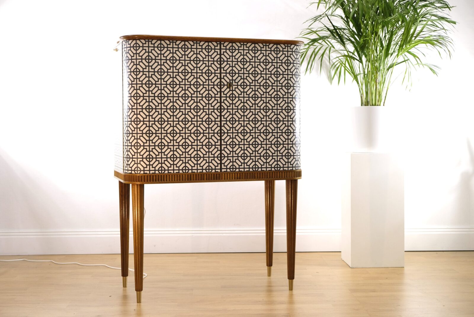 Barschrank schwarz-weiß mit Mahagoni – Swedish Modern, 1940er