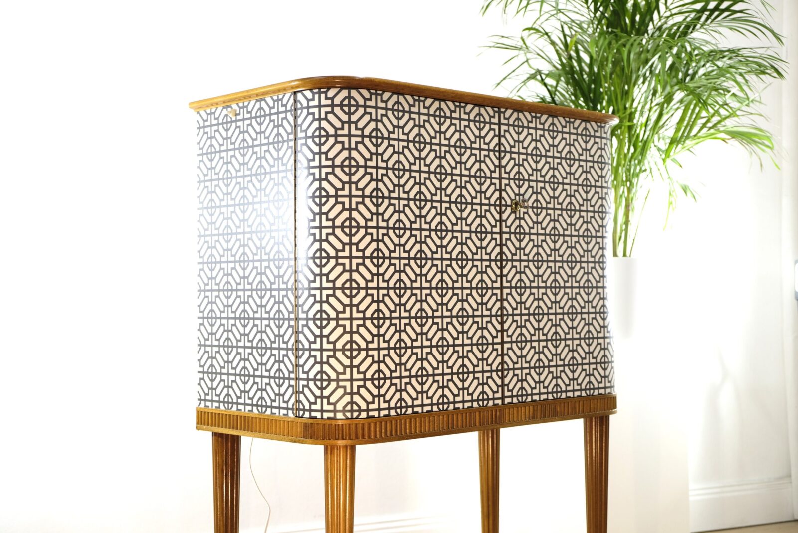 Barschrank schwarz-weiß mit Mahagoni – Swedish Modern, 1940er