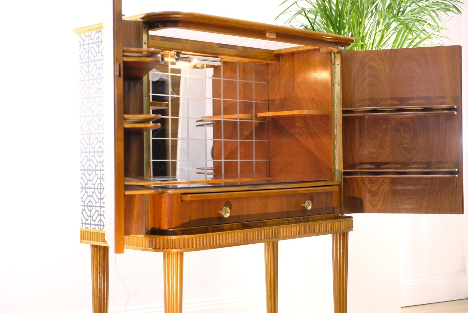 Barschrank schwarz-weiß mit Mahagoni – Swedish Modern, 1940er