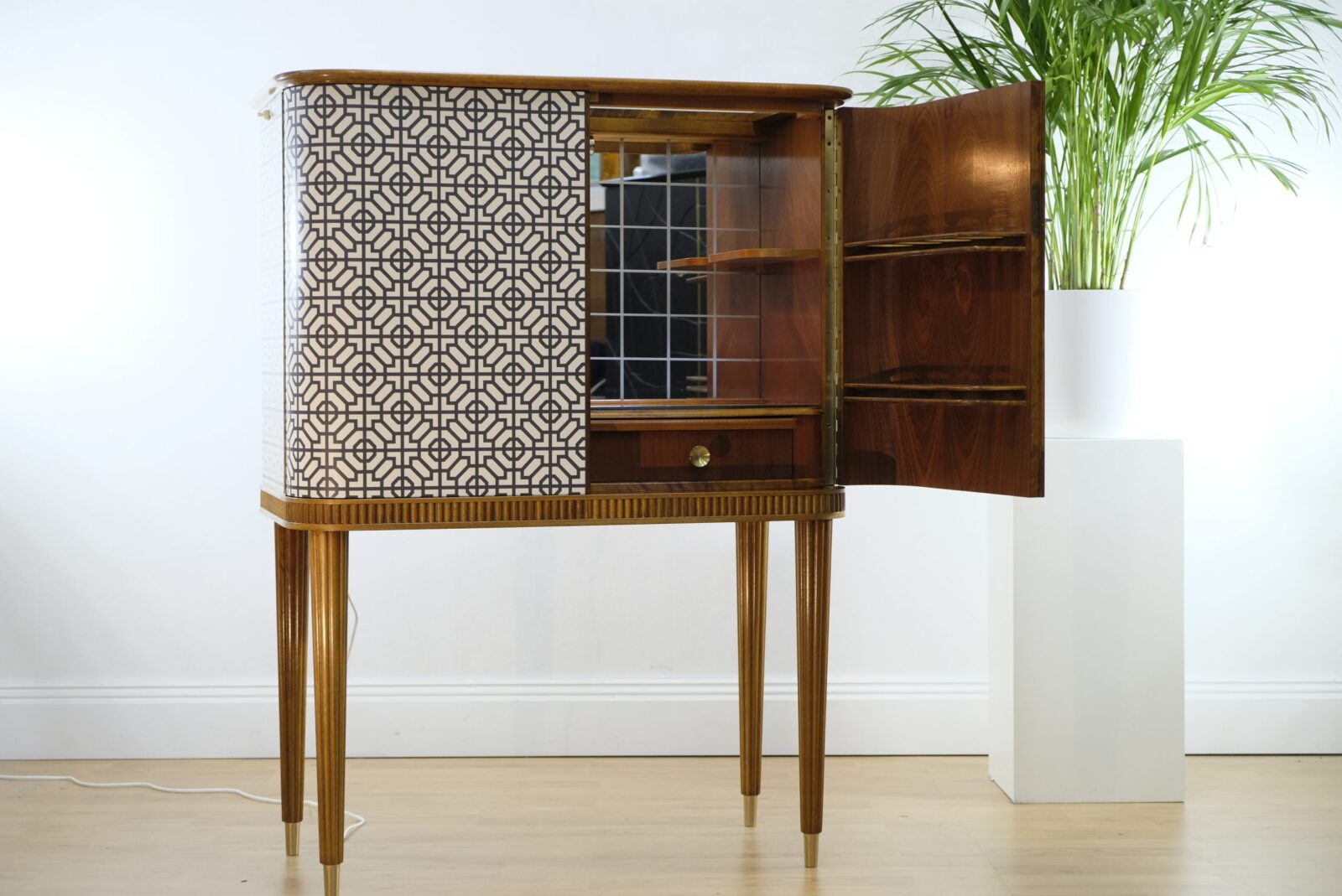 Barschrank schwarz-weiß mit Mahagoni – Swedish Modern, 1940er