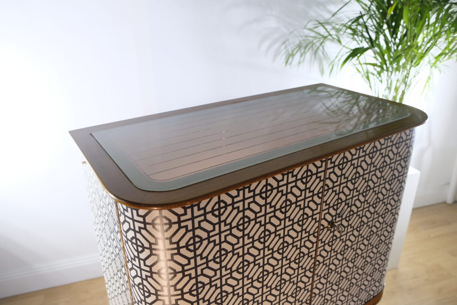 Barschrank schwarz-weiß mit Mahagoni – Swedish Modern, 1940er