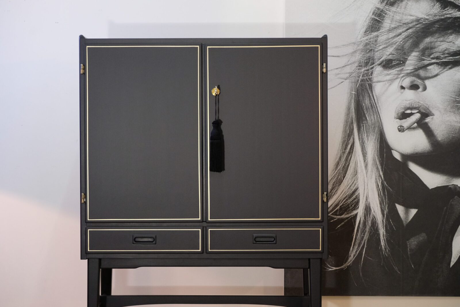 Barschrank schwarz mit Goldrahmen – Vintage, 1950er