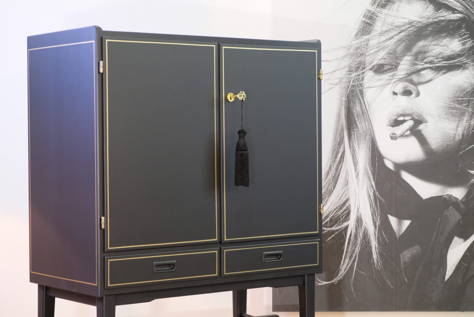 Barschrank schwarz mit Goldrahmen – Vintage, 1950er