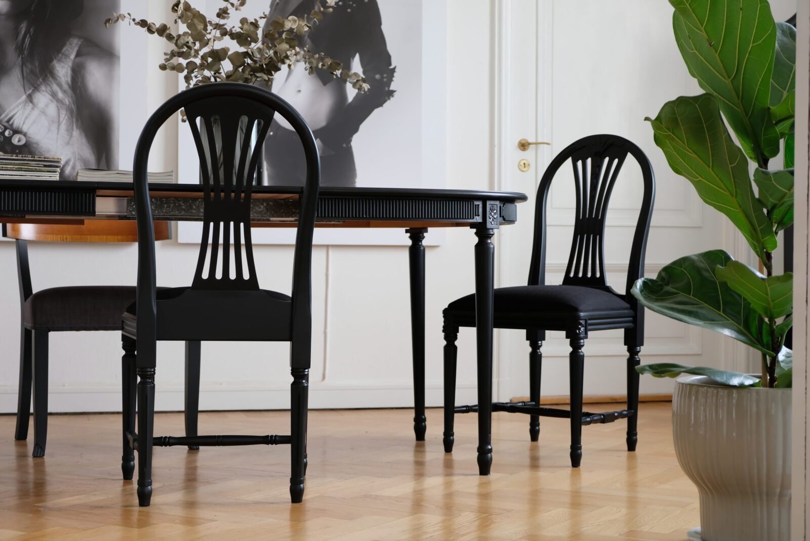 Stühle schwarz – gustavianisch, Modell Axet 1950er