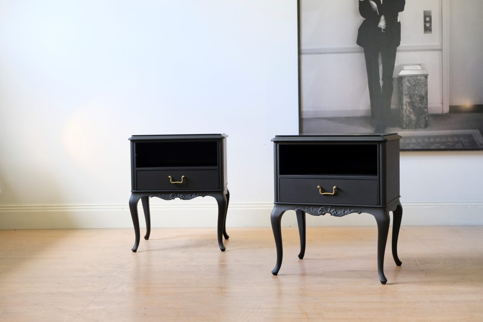 sangbord_2.1 Nachttische schwarz mit Messing – Swedish Grace, 1940er