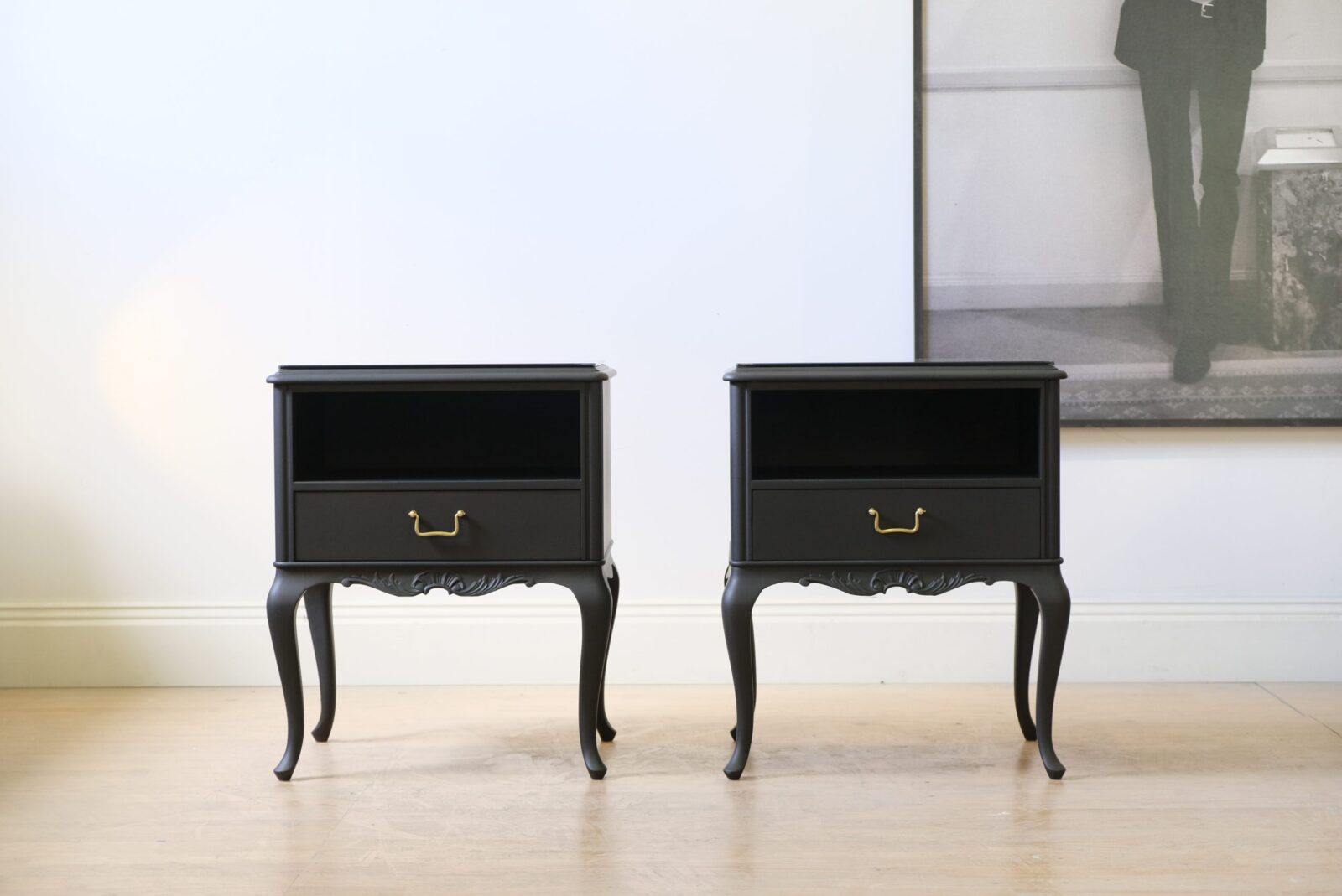 sangbord_2.2 Nachttische schwarz mit Messing – Swedish Grace, 1940er