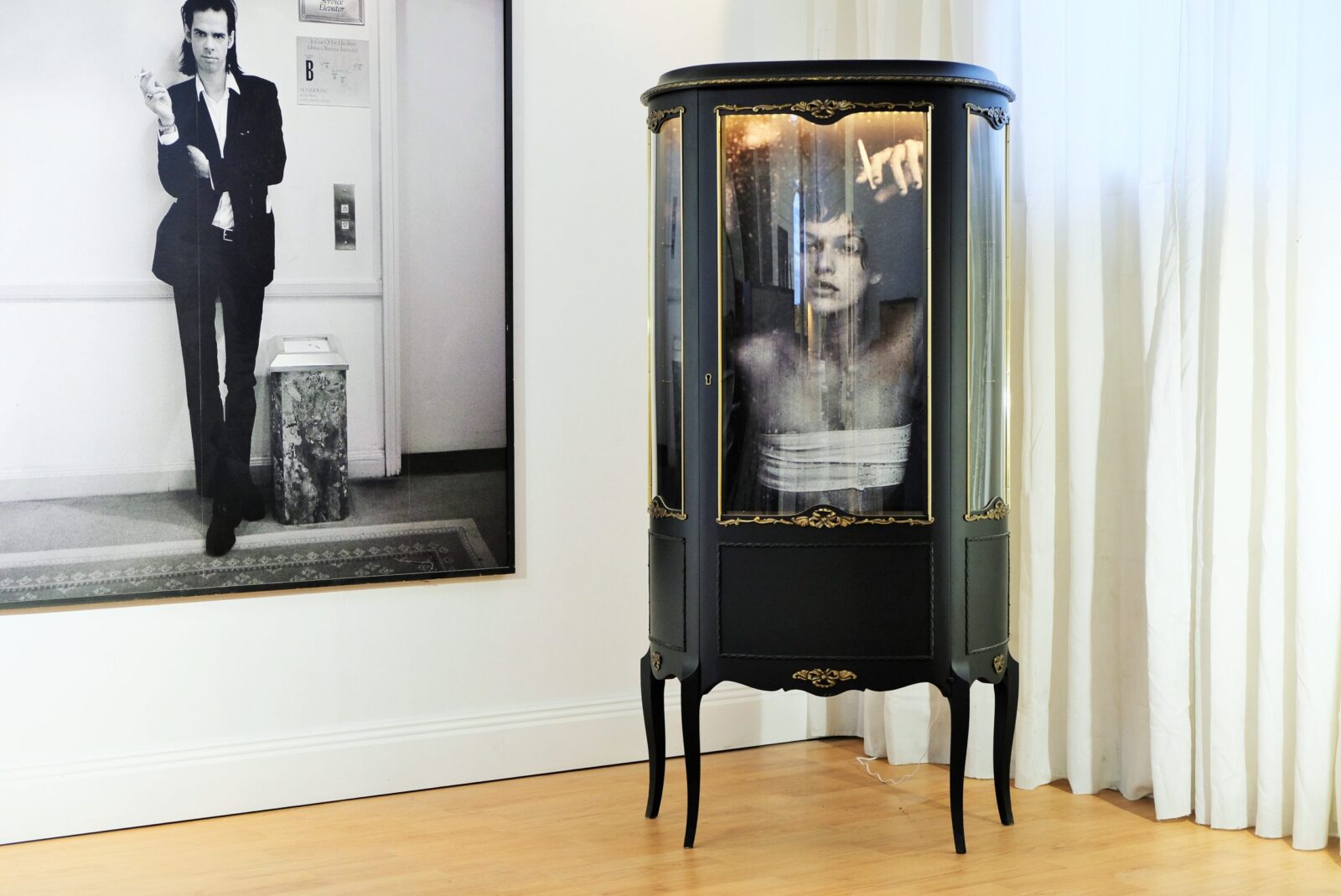 vitrin-2 Vitrine schwarz – Louis-seize mit Innenmotiv