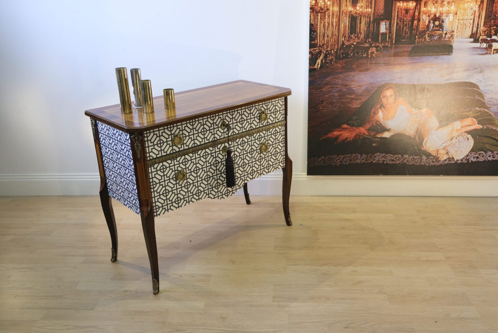 gustaviansk_byra_wooden.4 Kommode schwarz-weiß mit Intarsien – gustavianisch