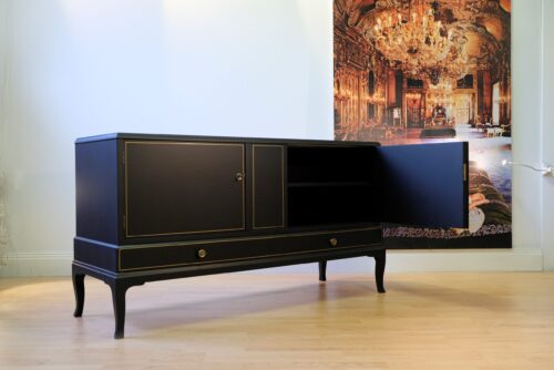 Sideboard Art Deco i svart matt med guldramar.