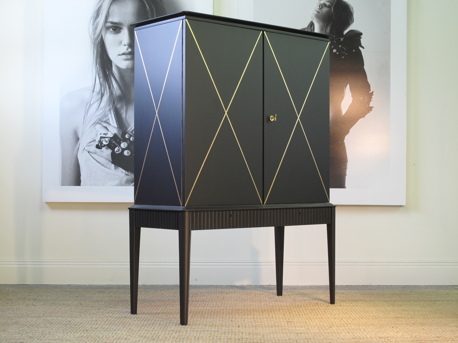 Schrank schwarz mit Blattgold – antik um 1940