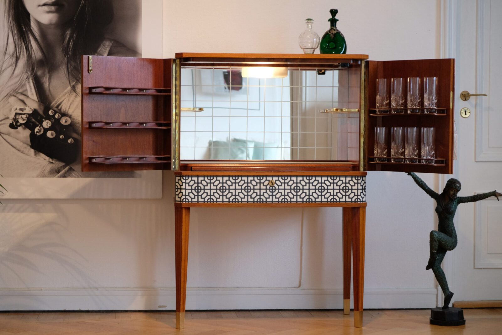 Barschrank schwarz-weiß – Vintage 1960er, Mint Condition