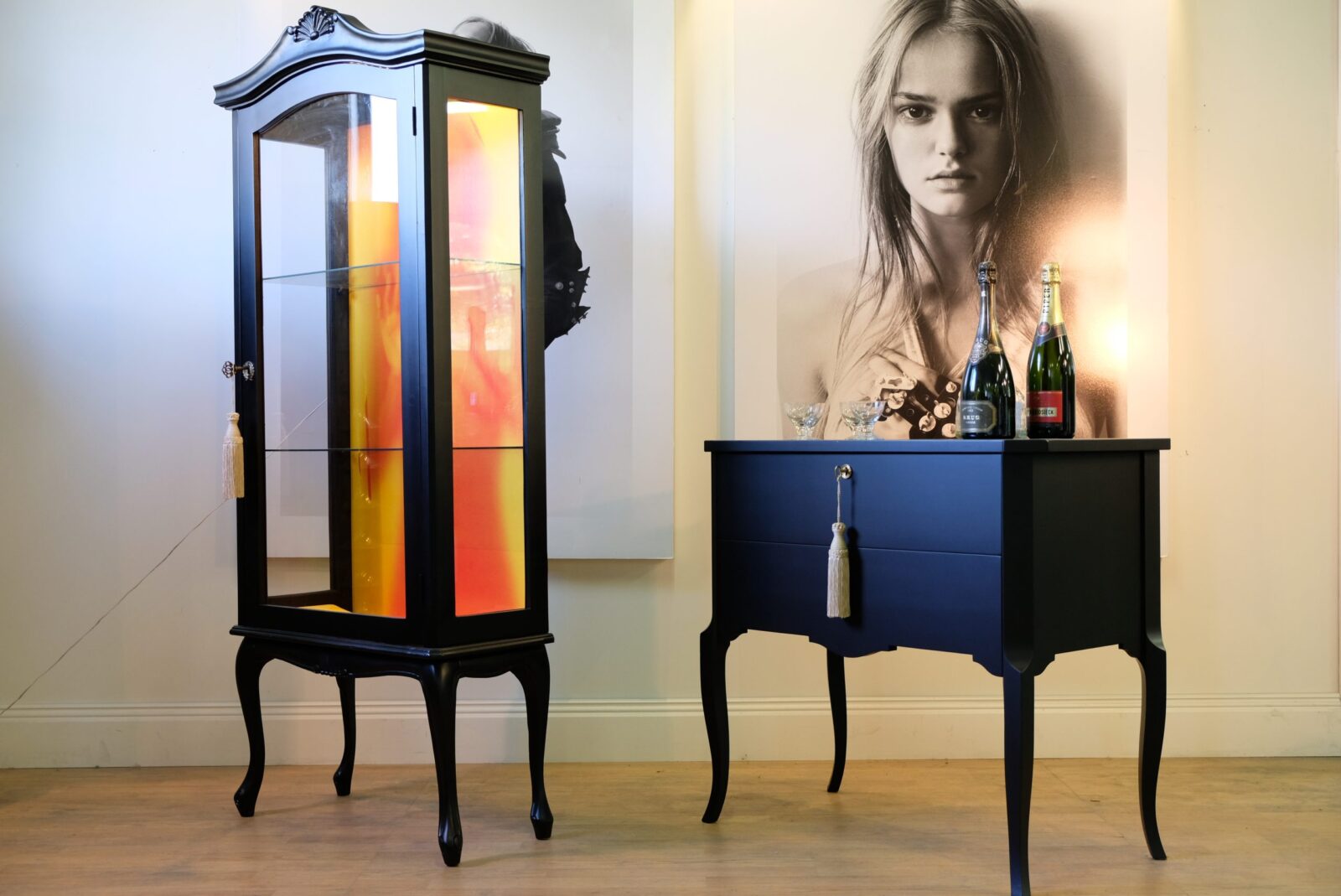 vitrinskap-618.4 Vitrine schwarz – Rokoko, mit passender Kommode