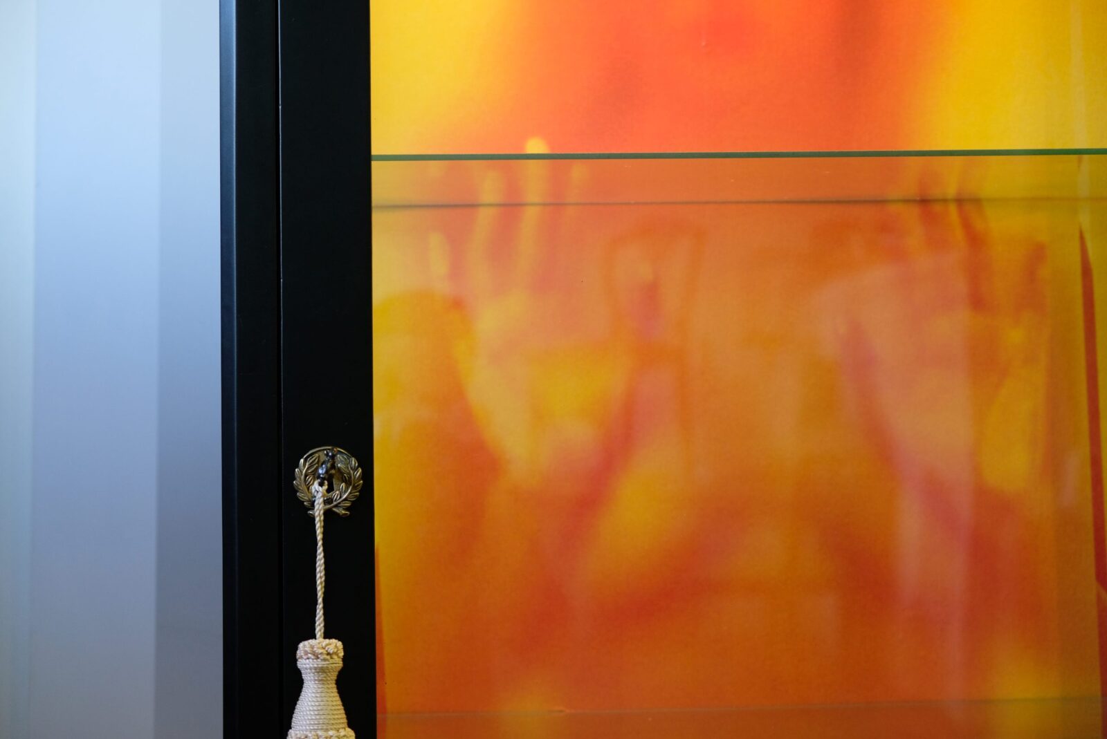 vitrinskap-618.6 Vitrine schwarz – Rokoko, mit passender Kommode