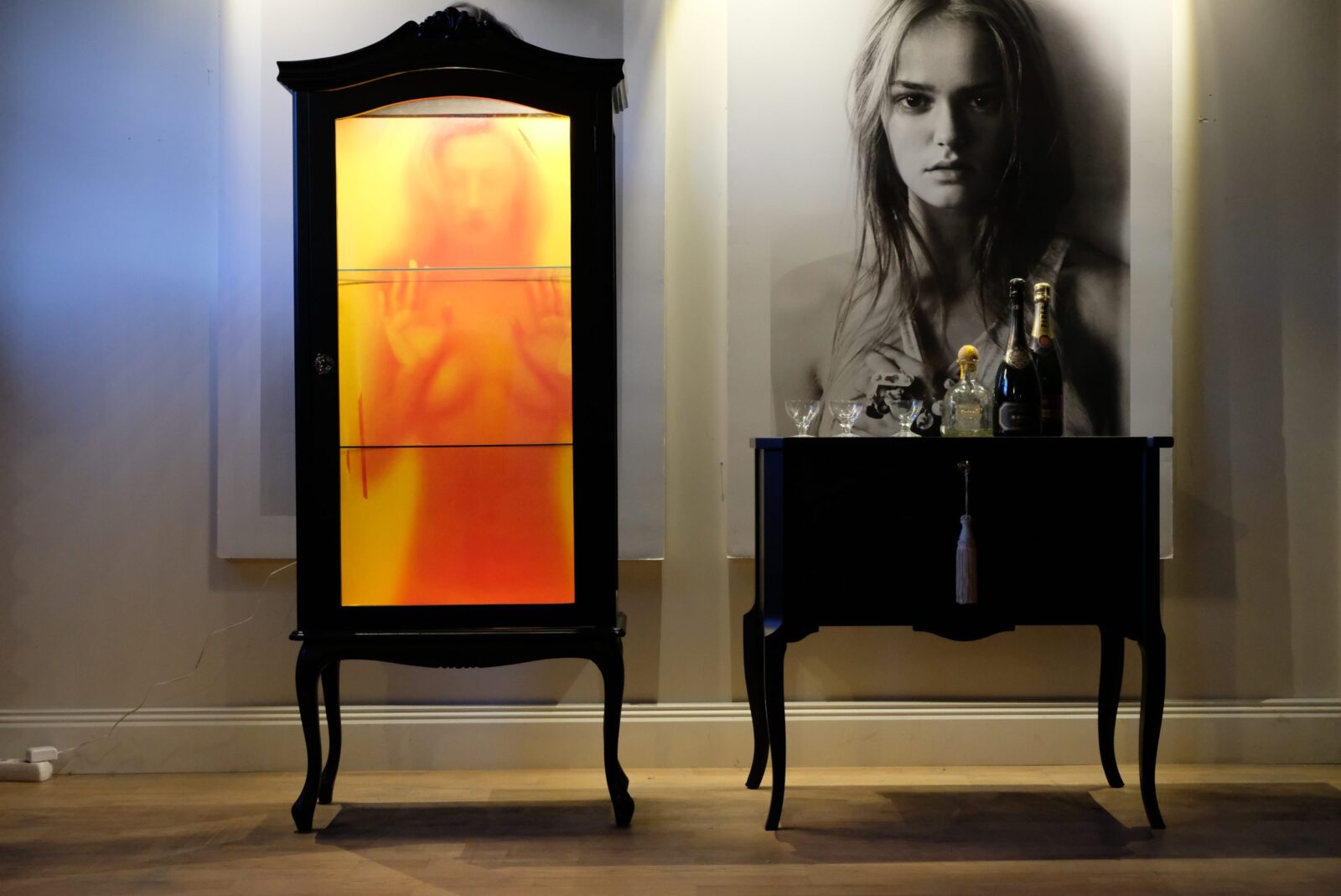 vitrinskap-618.7 Vitrine schwarz – Rokoko, mit passender Kommode