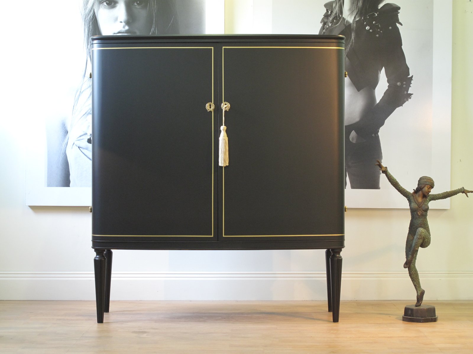 Schrank schwarz mit Blattgold-Linien – antik, um 1930