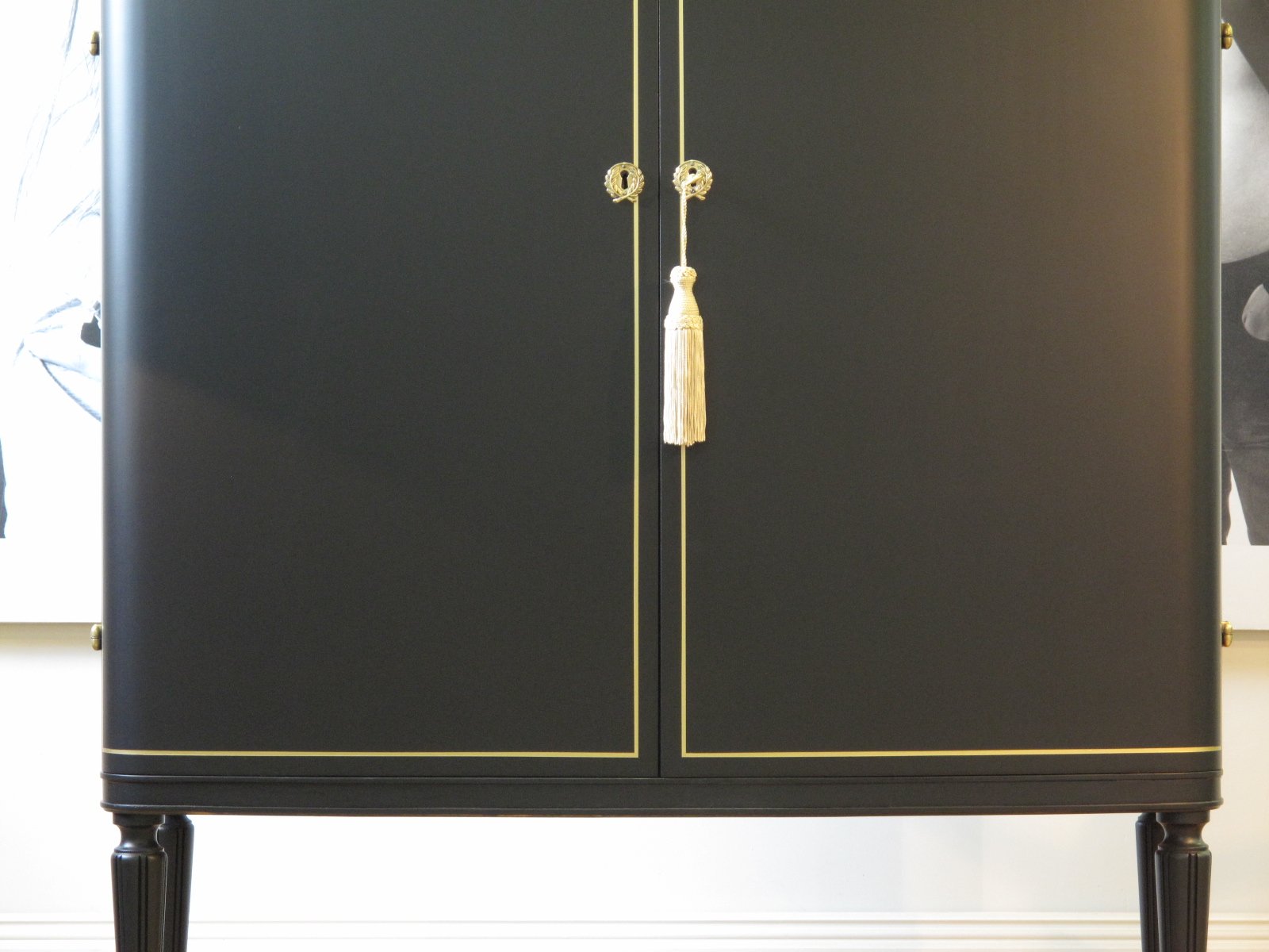Schrank schwarz mit Blattgold-Linien – antik, um 1930