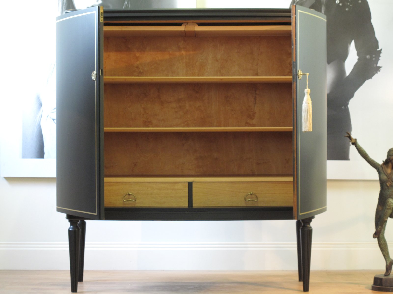 Schrank schwarz mit Blattgold-Linien – antik, um 1930