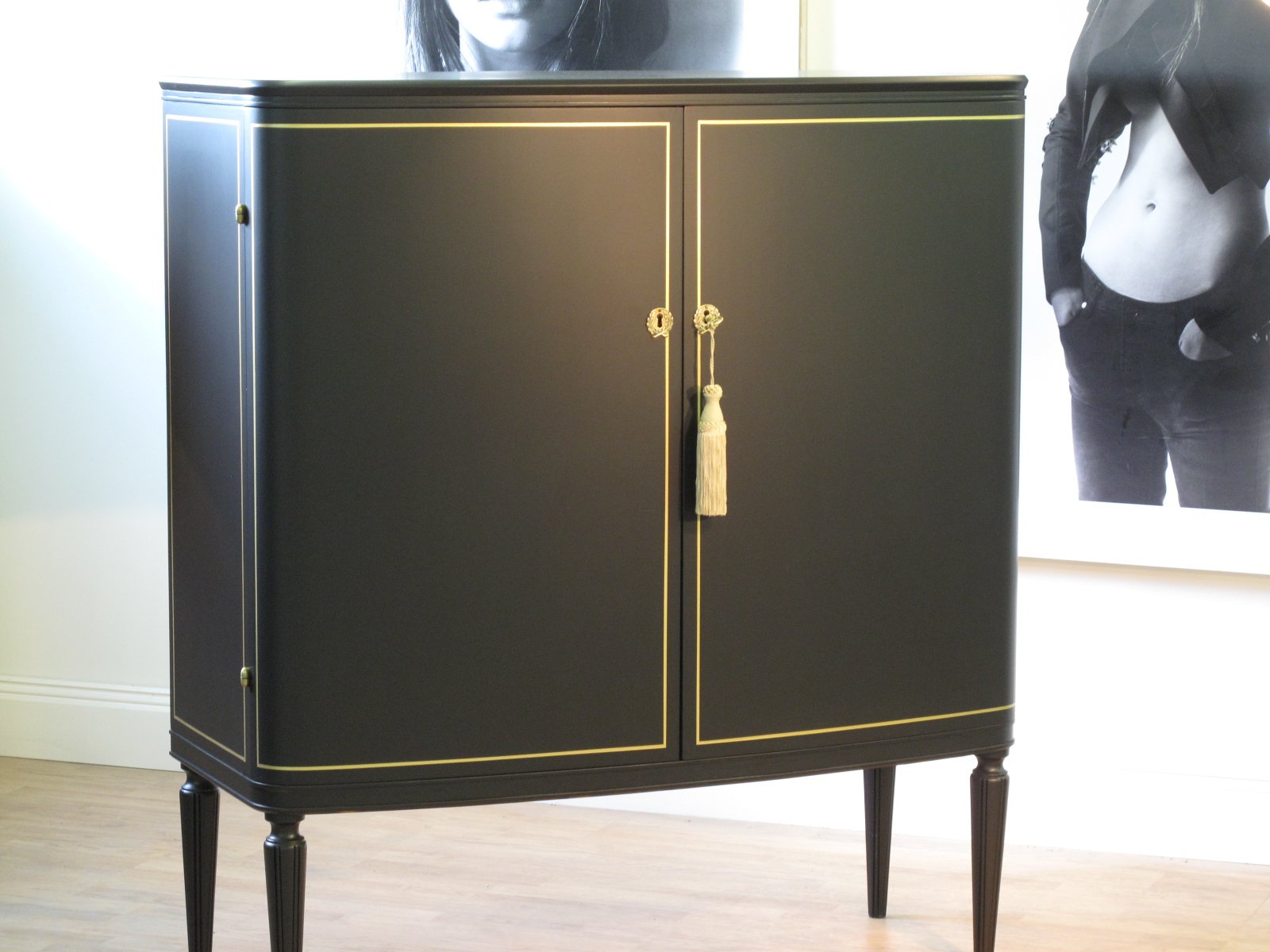 Schrank schwarz mit Blattgold-Linien – antik, um 1930