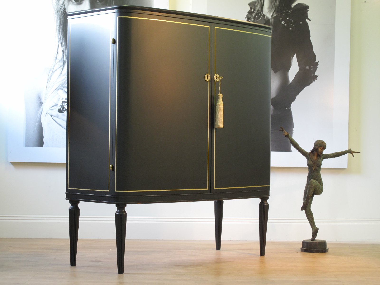 Schrank schwarz mit Blattgold-Linien – antik, um 1930