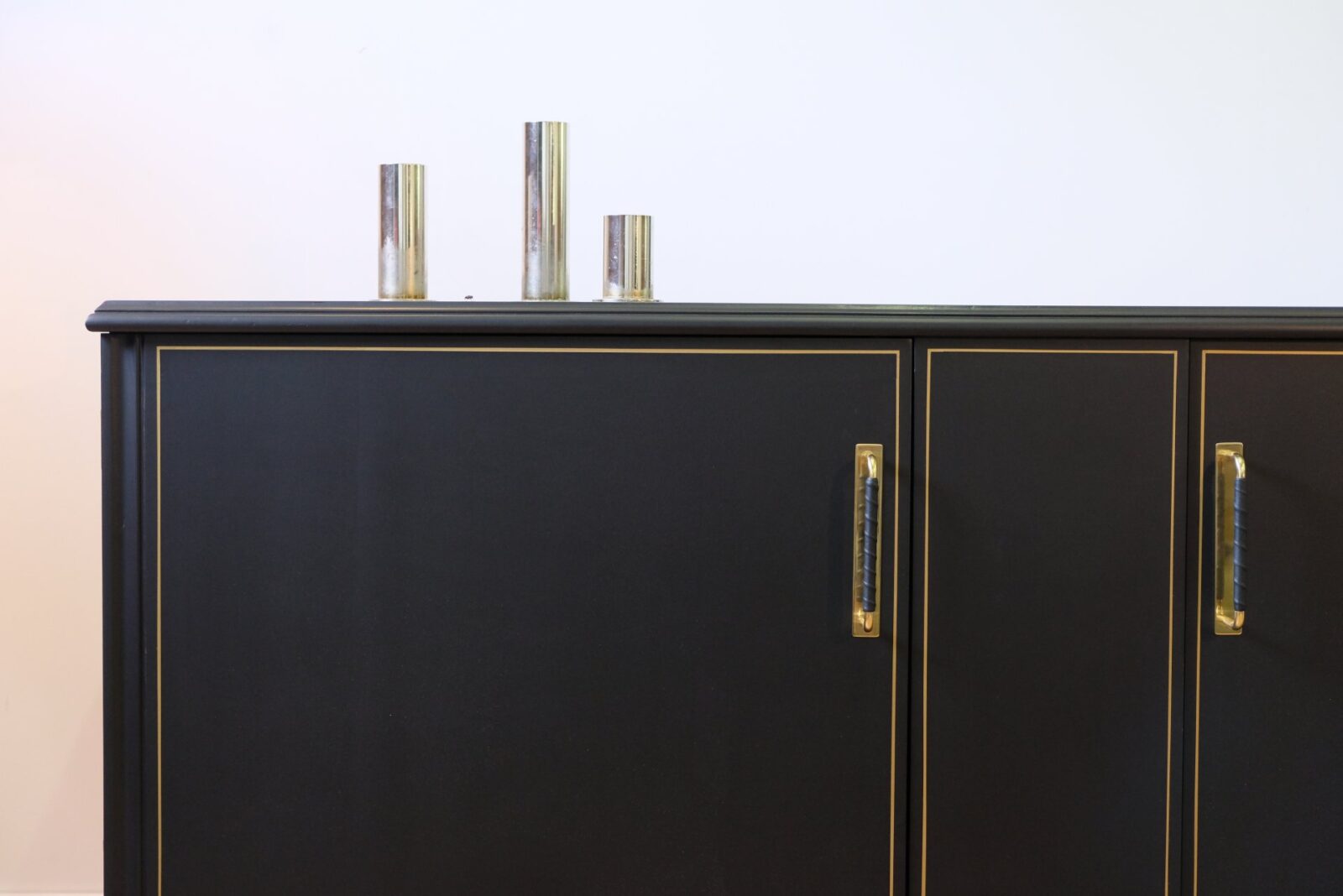 Sideboard schwarz mit Goldrahmen – antik, um 1930