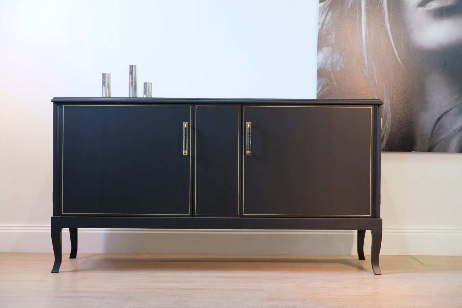 Sideboard antikt Swedish grace i svart matt och guldramar