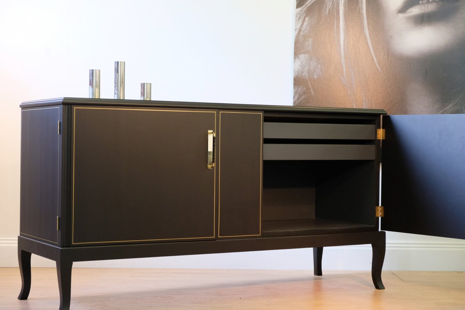 Sideboard schwarz mit Goldrahmen – antik, um 1930