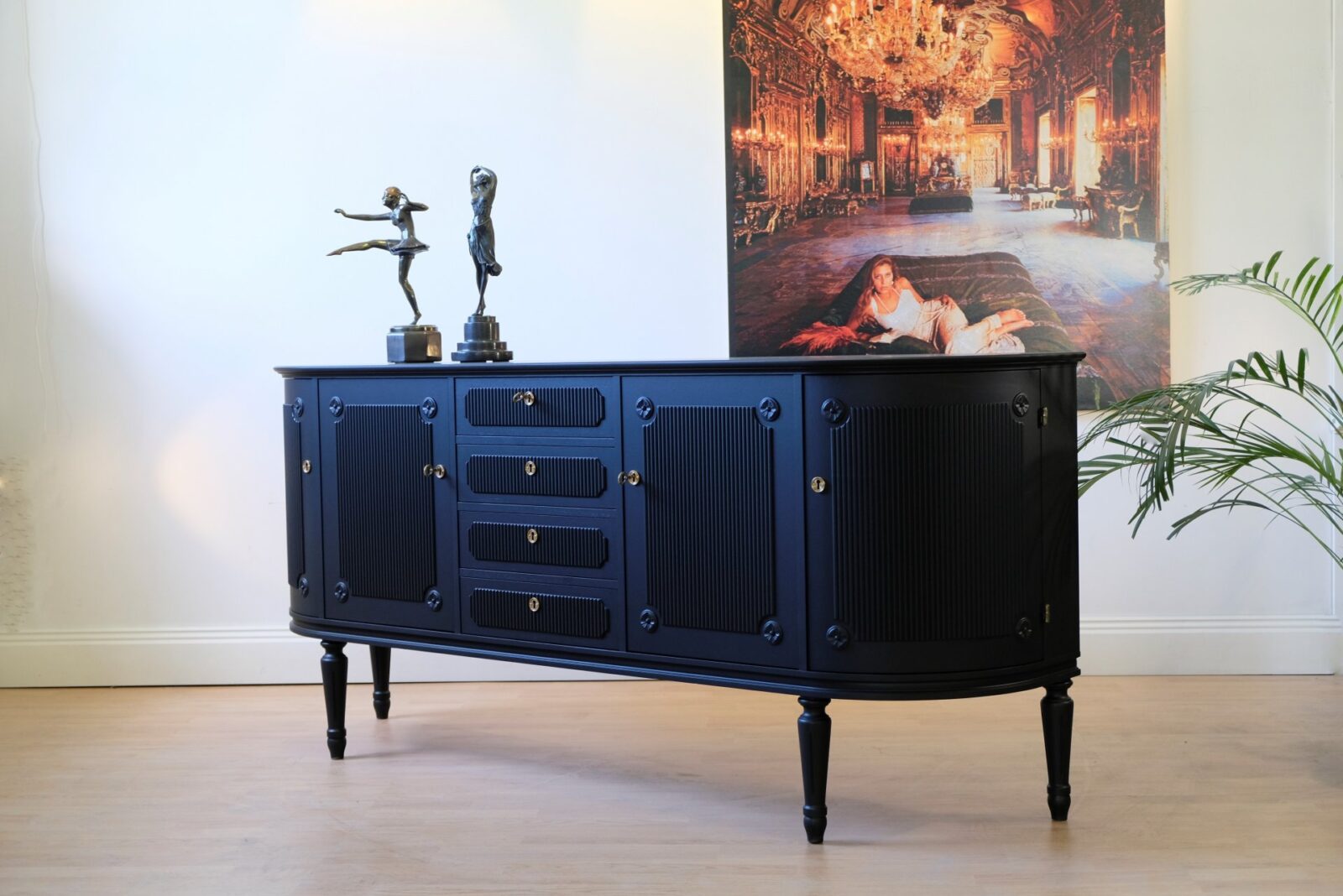 Gustavianskt sideboard nyrenoverat i svart matt lack.