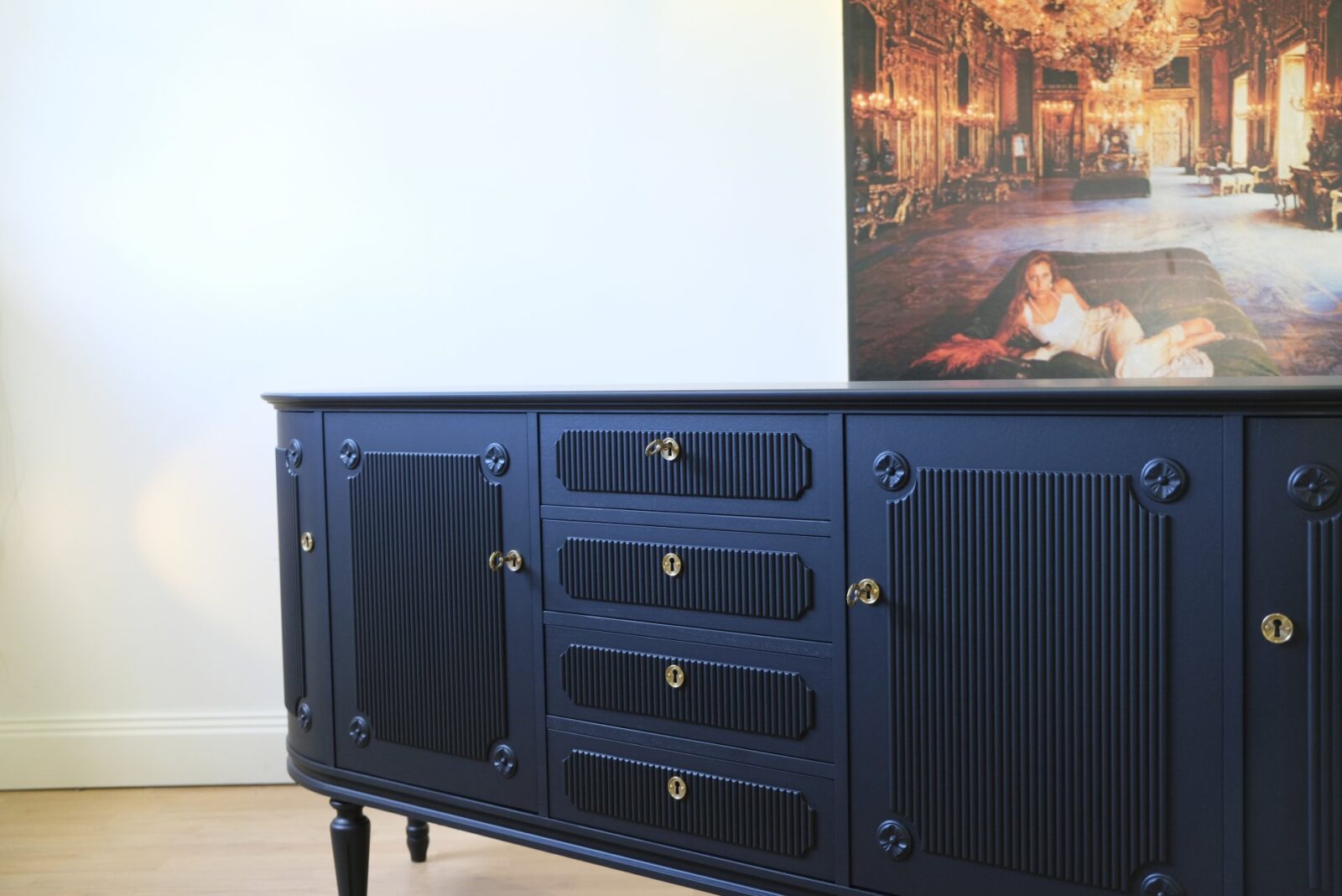 Sideboard schwarz matt – gustavianisch, Messingbeschläge