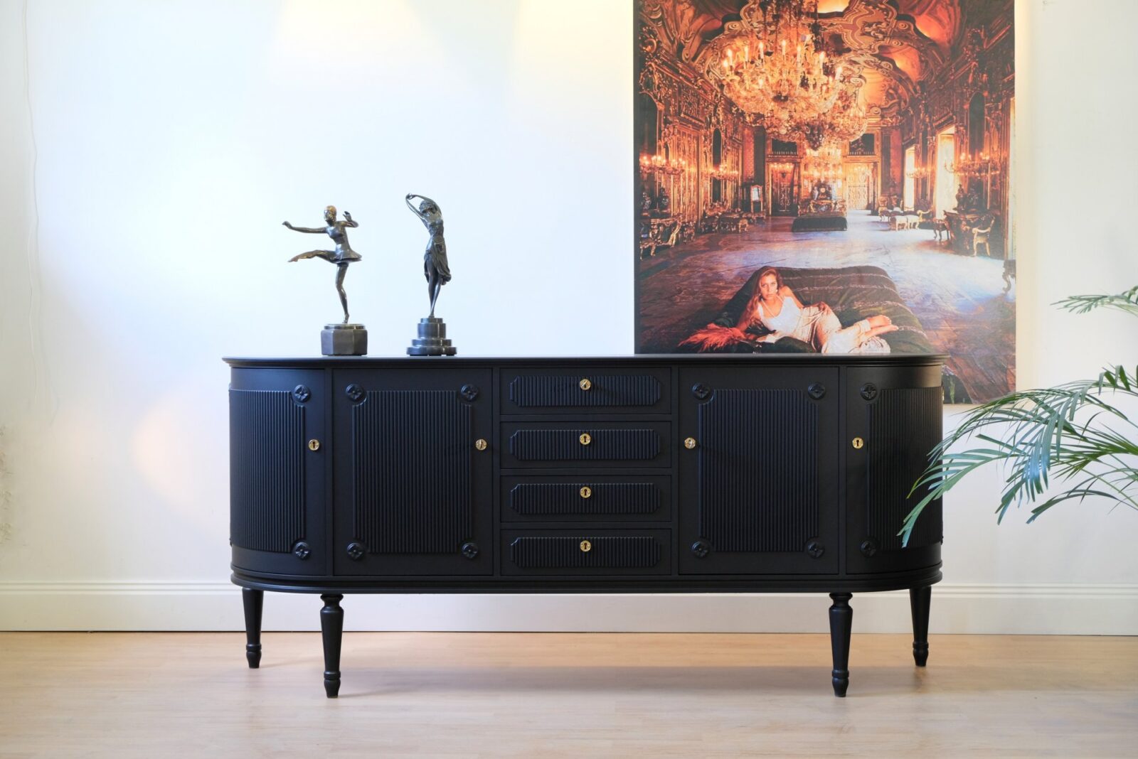 Sideboard schwarz matt – gustavianisch, Messingbeschläge