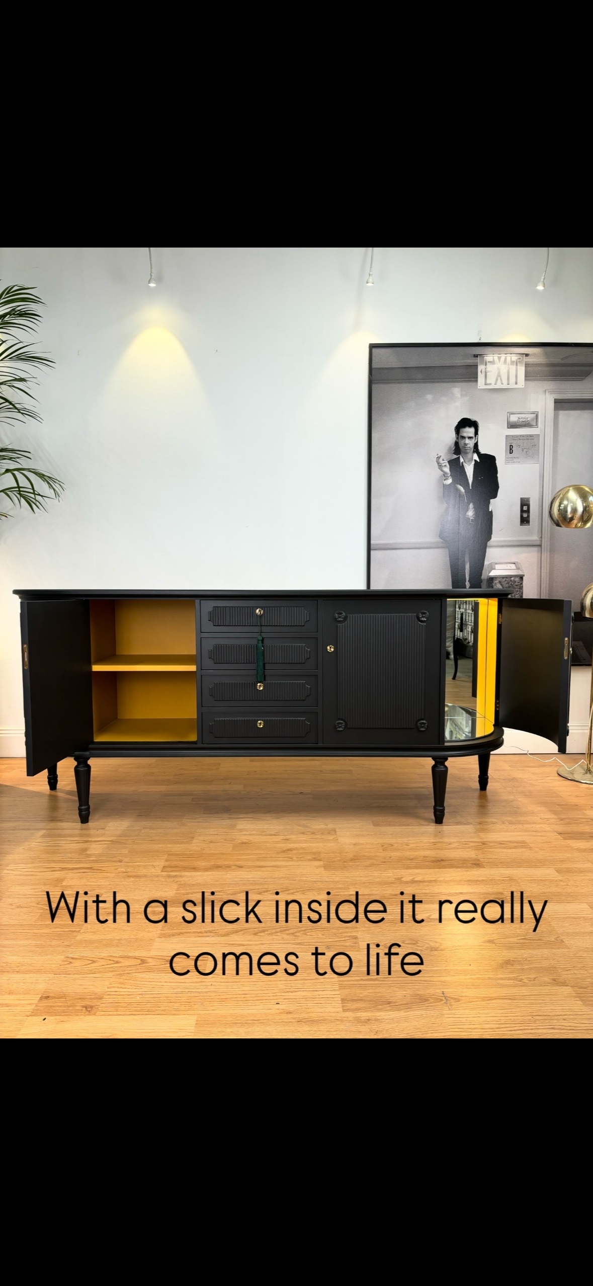 Sideboard schwarz matt – gustavianisch, Messingbeschläge