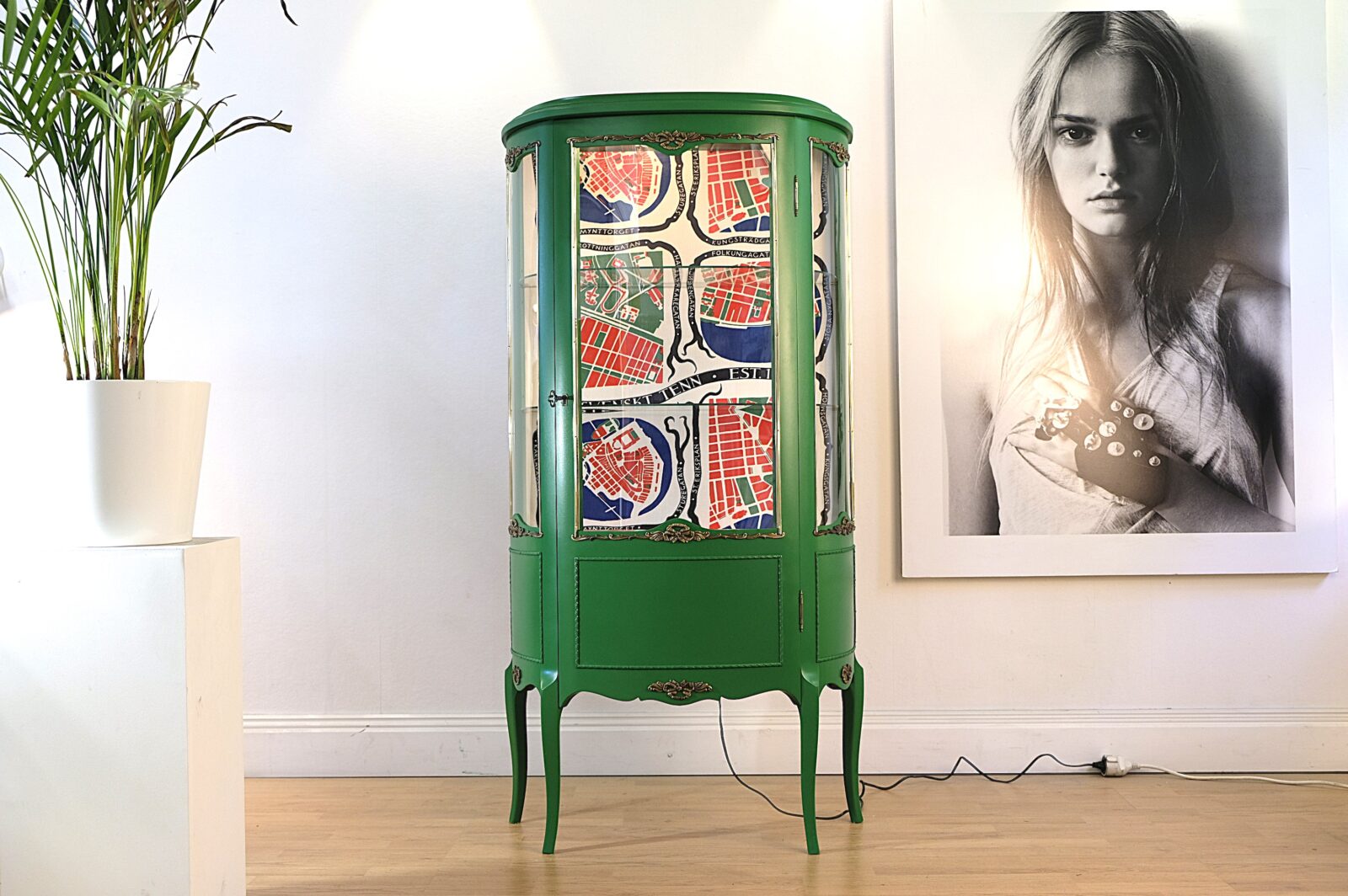 Vitrine grün – gustavianisch, Josef-Frank-Motiv