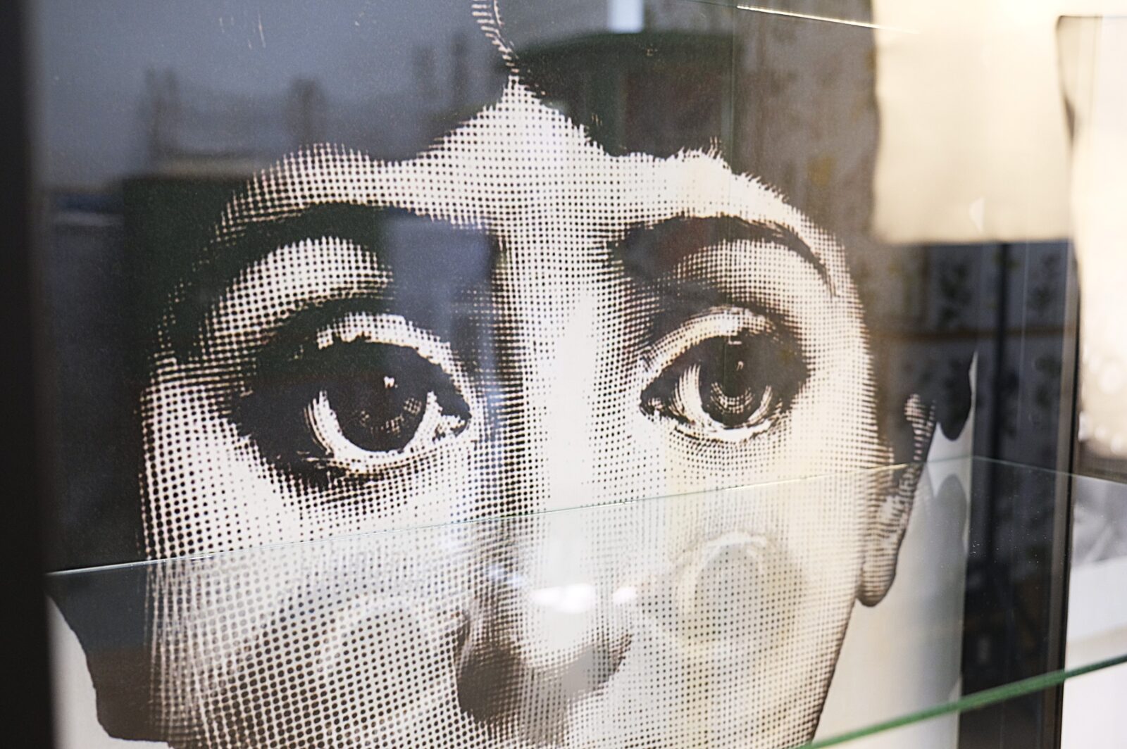 Vitrine schwarz mit Fornasetti-Motiv – 1940er